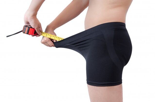 lalaking nagsusukat ng haba ng ari